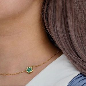 NWT Green Flower Pendant Necklace